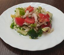 Салат из помидоров, огурцов и китайского салата