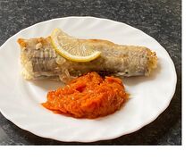 Минтай жаренный с овощным соусом