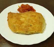 Камбала жареная с овощным соусом