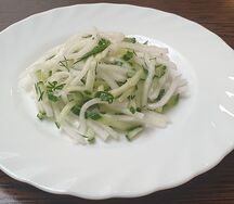 Салат из дайкона с зеленым огурцом