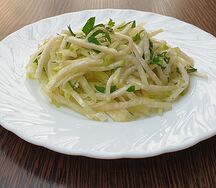 Салат из редьки зеленой с маслом