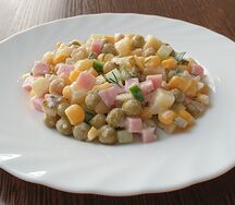 Салат из ветчины с горошком