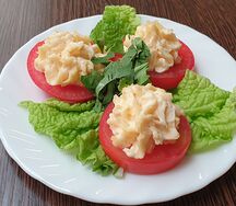 Помидоры с сыром и чесноком