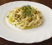 Салат из капусты с горошком