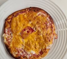 Пицца с колбасой 