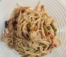Спагетти с курицей и овощами 