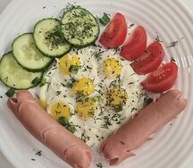 Яичница с сосисками и овощами 