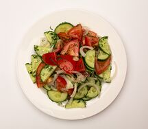 Салат из помидоров и огурцов