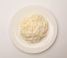 Салат с сыром и чесноком 