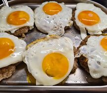 Бифштекс из говядины с яйцом 