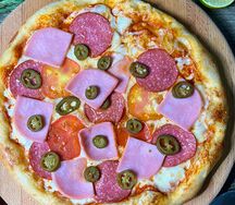 Пицца Острая с халапеньо