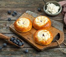 Ватрушки с творогом и черникой
