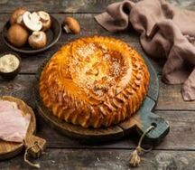 Пирог с копченым сыром, грибами и ветчиной