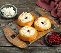 Ватрушки с творогом и брусникой
