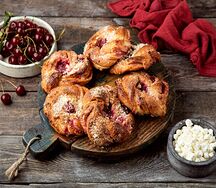Булочки с творогом и вишней