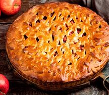 Открытый пирог с яблоком и брусникой