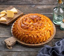 Пирог с говядиной, сыром и кинзой
