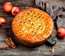 Открытый пирог с яблоком и корицей