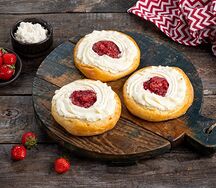 Ватрушки с творогом и клубникой