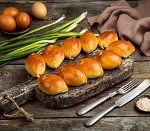 Пирожки с зеленым луком и яйцом