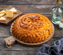 Пирог с говядиной, сыром и кинзой