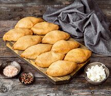 Ржаные пирожки с курицей, творогом и сыром