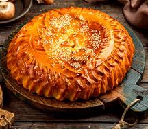 Пирог с копченым сыром, грибами и ветчиной