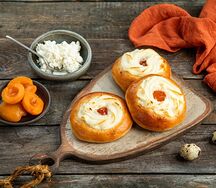 Ватрушки с творогом и абрикосовым джемом