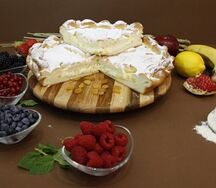 Сдобный пирог с творогом и изюмом