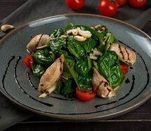 Салат из куриного филе со шпинатом