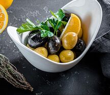 Маслины и оливки