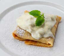 Блин со страчателлой и томлеными яблоками