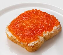 Бутерброд с красной икрой и взбитым маслом