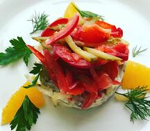 Салат из cвинoй вырезки с цитрусовой заправкой