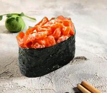 Гункан с лососем
