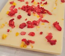 Белый шоколад с манго и кусочками клубники