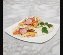 Сосиска в лаваше с жареным картофелем
