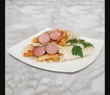 Две сосиски в лаваше с жареным картофелем