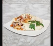 Шаурма со cвининoй и жареным картофелем