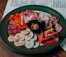 Ассорти сыровяленых колбас и мясных деликатесов