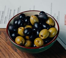 Греческие оливки и маслины