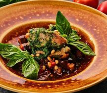 Капоната с томленым ягненком и соусом песто