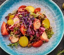 Салат с осьминогом, молодым картофелем, черри и таджасскими оливками