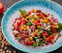 Салат с ягненком, кенийской фасолью и соусом из горгонзолы