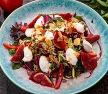 Салат с прямой свеклой, козьим сыром и свежим инжиром