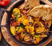 Адриатические морепродукты в соусе из томатов с оливками
