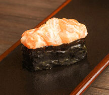 Суши с острым лососем