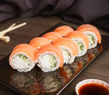 Ролл Филадельфия с копченым лососем