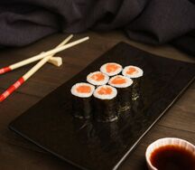 Мини-ролл с копченым лососем