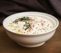 Суп Сливочный с лососем и королевской креветкой